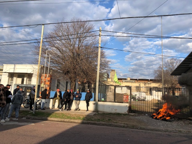Trabajadores de la obra de Salud protestan por falta de pago